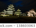 Illuminated Matsumoto Castle and cherry blossoms 138603063