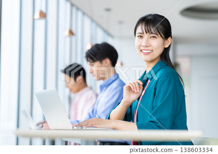 在辦公室工作的年輕女工程師。拍攝協助單位：電波學園教育基金會、東京電子大學。 138603334