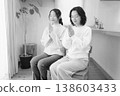 一對母女在家中為逝者祈禱（黑白照片） 138603433
