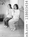 一對母女在家中為逝者祈禱（黑白照片） 138603434