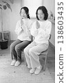 一對母女在家中為逝者祈禱（黑白照片） 138603435