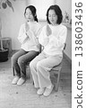 一對母女在家中為逝者祈禱（黑白照片） 138603436