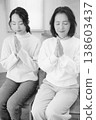 一對母女在家中為逝者祈禱（黑白照片） 138603437