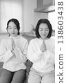 一對母女在家中為逝者祈禱（黑白照片） 138603438