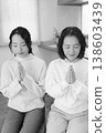 一對母女在家中為逝者祈禱（黑白照片） 138603439