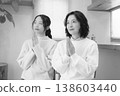 一對母女在家中為逝者祈禱（黑白照片） 138603440