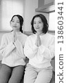 一對母女在家中為逝者祈禱（黑白照片） 138603441