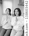 一對母女在家中為逝者祈禱（黑白照片） 138603442