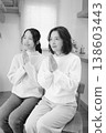 一對母女在家中為逝者祈禱（黑白照片） 138603443