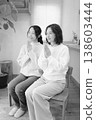 一對母女在家中為逝者祈禱（黑白照片） 138603444