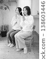 一對母女在家中為逝者祈禱（黑白照片） 138603446