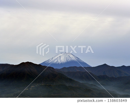 從山梨縣一側看到的富士山景色 從山梨縣一側看到的富士山景色 138603849