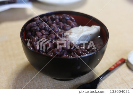 蕎麥餃子配甜紅豆湯 蕎麥餃子配甜紅豆湯 138604021