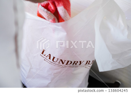 將衣物放入飯店洗衣袋。 將衣物放入飯店洗衣袋。 138604245