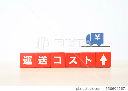 圖片顯示了增加的運輸成本和更高的運費，圖片中配有紅色粗體字和一輛送貨卡車。 138604267