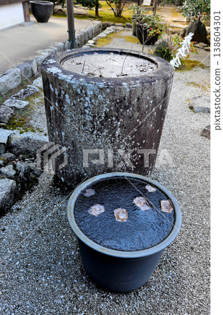 Manshuin Temple, garden, atmosphere, the water basin is frozen. Manshuin Temple, garden, atmosphere, the water basin is frozen. 138604301