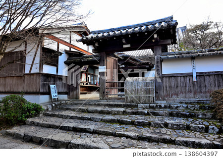 Enjoy the charming garden at Manshuin Monzeki (Entrance) 138604397