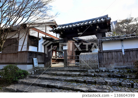 Enjoy the charming garden at Manshuin Monzeki (Entrance) Enjoy the charming garden at Manshuin Monzeki (Entrance) 138604399