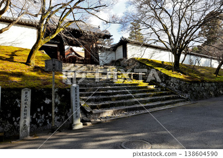 盡情欣賞萬丈院門寨寺正門處的迷人花園。 138604590