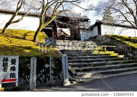 盡情欣賞萬丈院門寨寺正門處的迷人花園。 138604593
