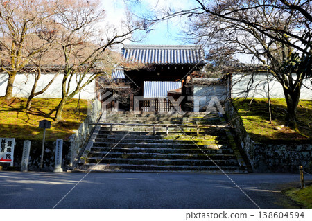Enjoy the charming garden at the main gate of Manshuin Monzeki Temple. Enjoy the charming garden at the main gate of Manshuin Monzeki Temple. 138604594