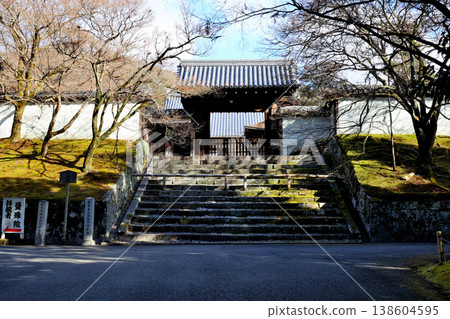 盡情欣賞萬丈院門寨寺正門處的迷人花園。 盡情欣賞萬丈院門寨寺正門處的迷人花園。 138604595