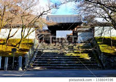 Enjoy the charming garden at the main gate of Manshuin Monzeki Temple. Enjoy the charming garden at the main gate of Manshuin Monzeki Temple. 138604596
