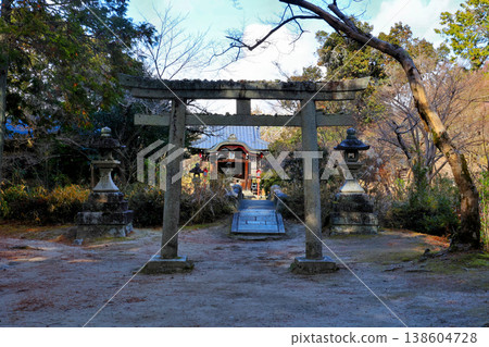 萬朱院天滿宮的鳥居與燈籠 138604728