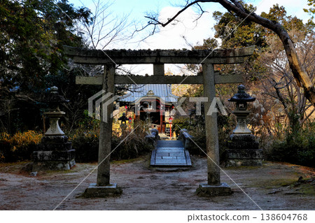 萬朱院天滿宮的鳥居與燈籠 萬朱院天滿宮的鳥居與燈籠 138604768