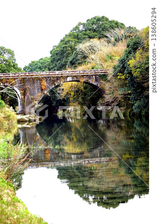 Kajiyama Bridge (Megane Bridge) reflected in the Okimizu River in springtime, Mimata Town, Miyazaki Prefecture. 138605294