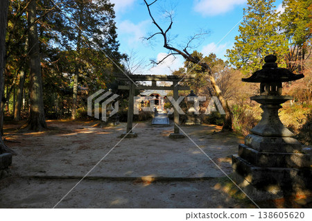 萬朱院天滿宮的鳥居與燈籠 萬朱院天滿宮的鳥居與燈籠 138605620