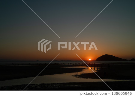 The sunset over Chichibugahama Beach 138605946