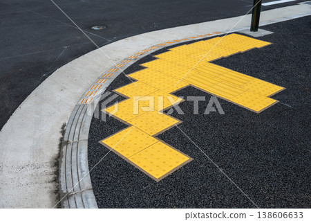 為視障人士安裝觸覺路面磚。 為視障人士安裝觸覺路面磚。 138606633