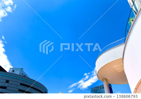 [Kanagawa] Springtime Yokohama: A view of the blue sky from Yokohama Bay Quarter 138606793