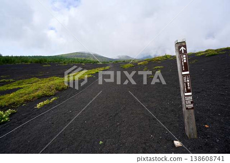富士山禦殿場登山道起點的火山沙路和路標。 富士山禦殿場登山道起點的火山沙路和路標。 138608741
