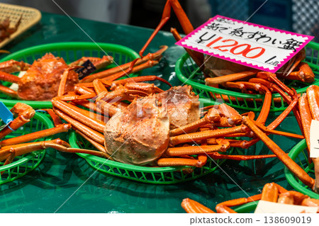 金澤近江町市場，新鮮煮熟的紅雪蟹整齊地排列著。 138609019