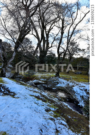 修學院皇室別墅：花園裡還有殘留的積雪和水面。 138609215