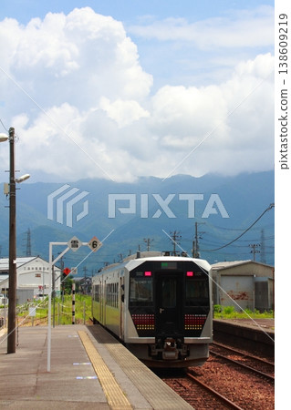 五泉站(新津⇔會津若松)出發的磐越西線GV-E400系列列車 五泉站(新津⇔會津若松)出發的磐越西線GV-E400系列列車 138609219