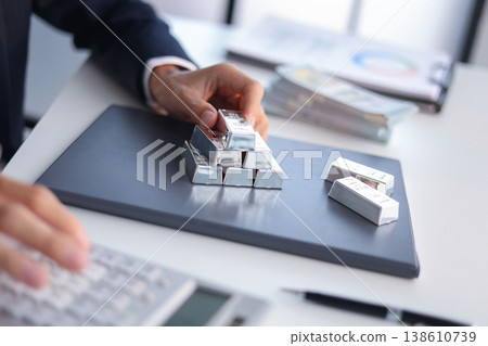 Silver Trading Businessman invest in trading silver, calculating profit price of buying and selling silver in the market Silver Trading Businessman invest in trading silver, calculating profit price of buying and selling silver in the market 138610739