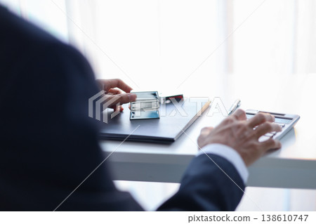 Silver Trading Businessman invest in trading silver, calculating profit price of buying and selling silver in the market Silver Trading Businessman invest in trading silver, calculating profit price of buying and selling silver in the market 138610747