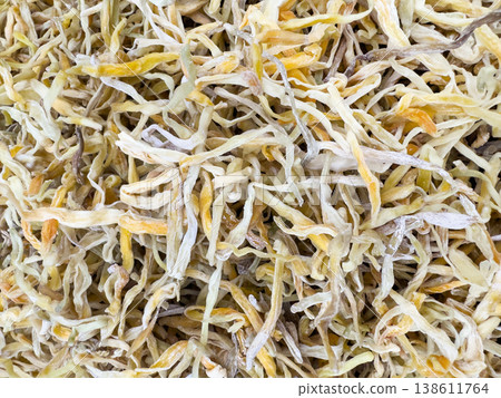 Golden needles and daylily buds dried and piled close together. 138611764