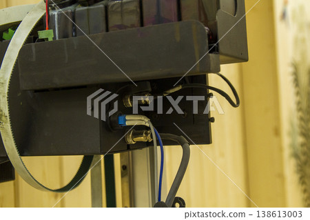 The device in the image is a vertical wall printer, a specialized inkjet printer designed to print directly onto vertical surfaces like walls 138613003