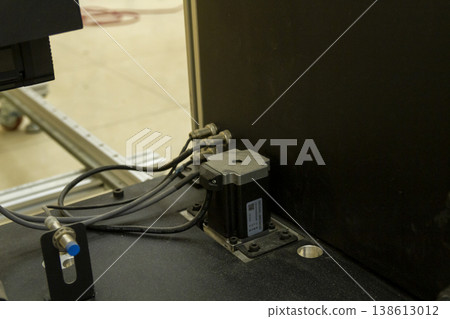 The device in the image is a vertical wall printer, a specialized inkjet printer designed to print directly onto vertical surfaces like walls 138613012