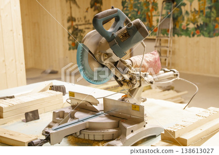 The image shows a compound miter saw. 138613027