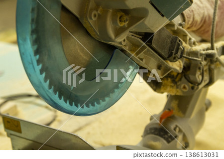The image shows a compound miter saw. The image shows a compound miter saw. 138613031