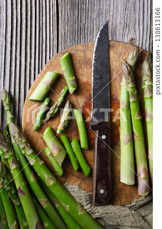 Green asparagus spears arranged with knife Green asparagus spears arranged with knife 138613166