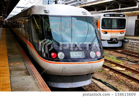 Connecting Nagoya and Nagano at high speed... Pendulum type [Limited Express Shinano] Series 353 138613609
