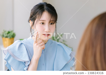 一位女士正在整形外科診所接受諮詢。 138614316