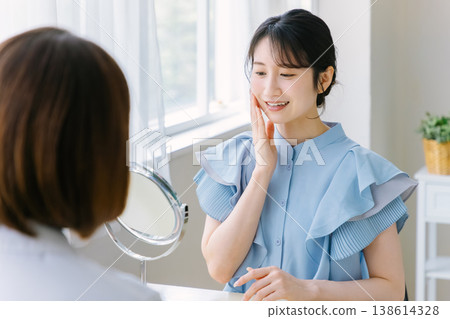 一位女士正在整形外科診所接受諮詢。 138614328