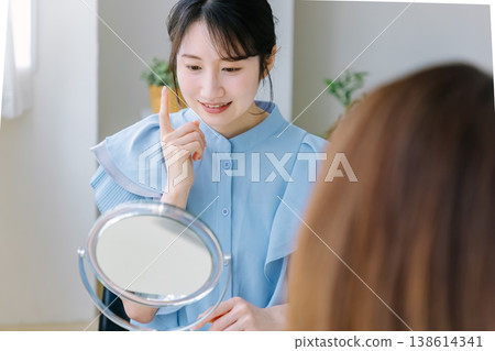 一位女士正在整形外科診所接受諮詢。 138614341